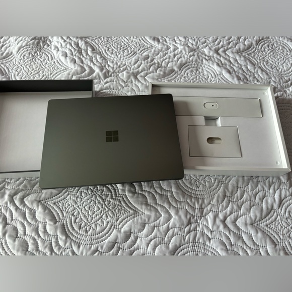 SURFACE LAPTOP 5 (un-used gift) - Picture 3 of 12